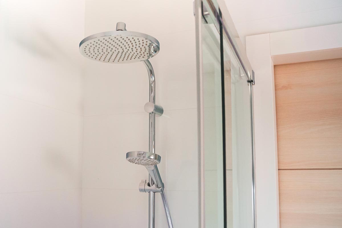 Alojamiento-para-dos-personas-entre-alava-y-la-rioja-alavesa-baño-suite-curry-01
