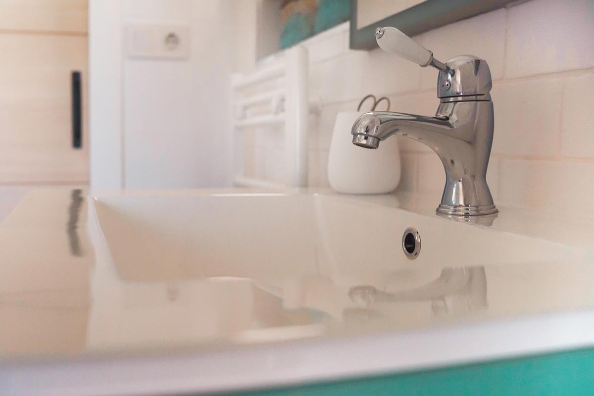 Alojamiento-para-dos-personas-entre-alava-y-la-rioja-alavesa-baño-suite-curry-02
