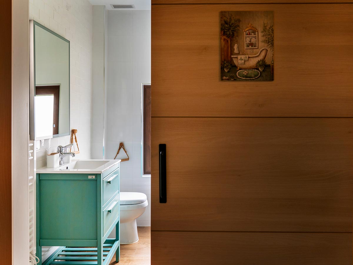 Alojamiento-para-dos-personas-entre-alava-y-la-rioja-alavesa-baño-suite-curry-06