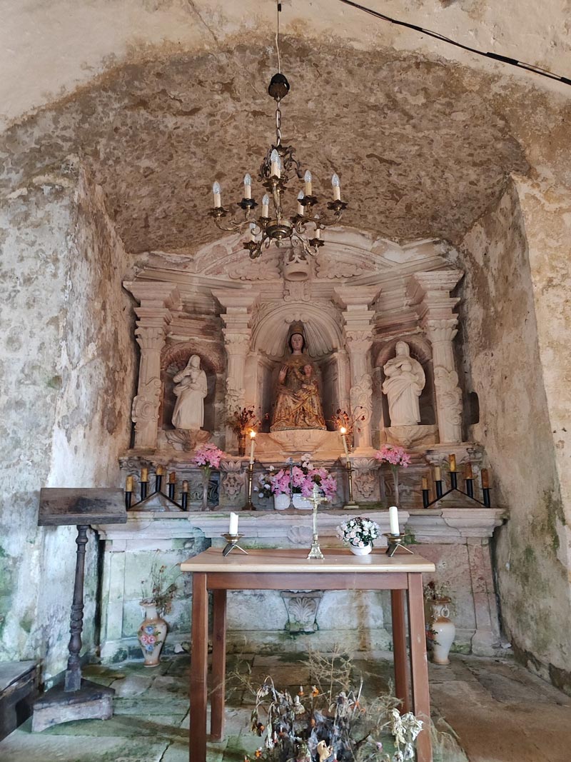 ermita-de-Nuestra-Señora-de-la-Peña,-en-Faido Ermita de Nuestra Señora de la Peña, Faido. Suite Curry